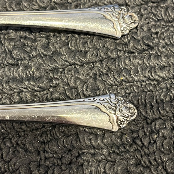 Set of 2 Fantasy Rose Community Stainless
by ONEIDA SILVER fruit / orange spoon - Picture 4 of 6